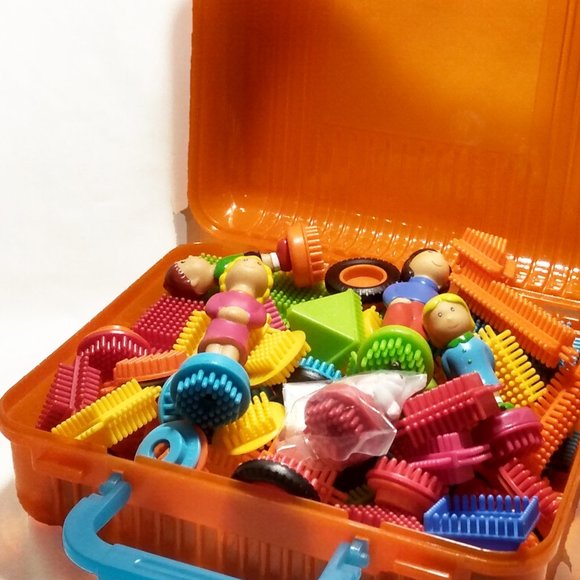 Bristle Blocks-Interlocking Stem Building Blocks-Over 70 Pieces-Case-Family/Pet - Picture 3 of 7